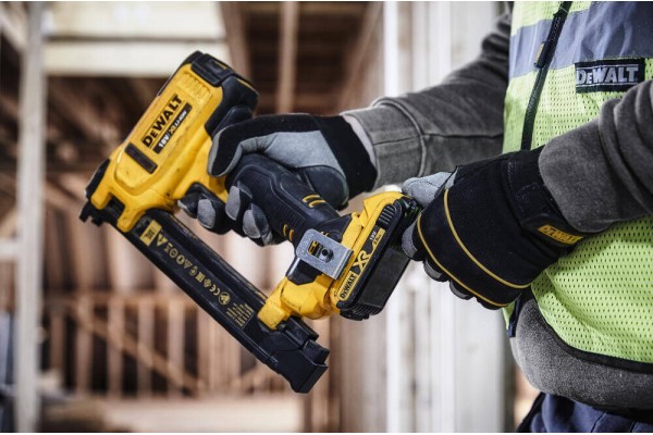 Степлер скобозабивний акумуляторний DeWALT DCN701D2