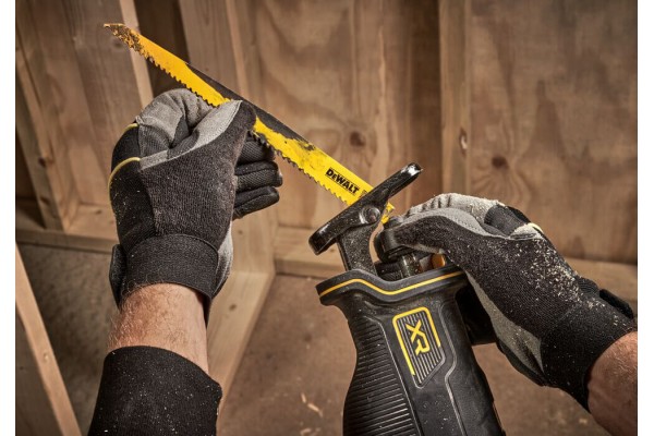 Пила шабельна акумуляторна DeWALT DCS382N