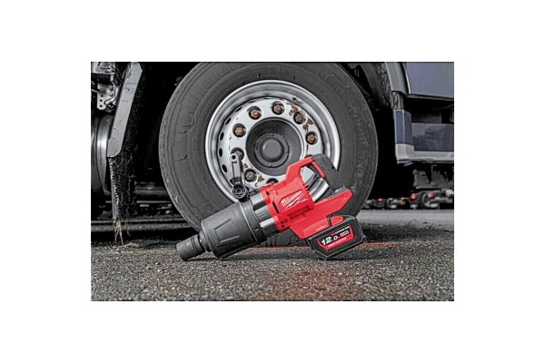 Гайкокрут високомоментний 1'' (2711 Нм) MILWAUKEE M18 FUEL ONEFHIWF1DS-121C (+ заряд.пристрій, акум.