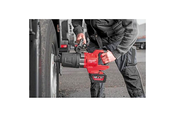 Гайкокрут високомоментний 1'' (2711 Нм) MILWAUKEE M18 FUEL ONEFHIWF1DS-121C (+ заряд.пристрій, акум.