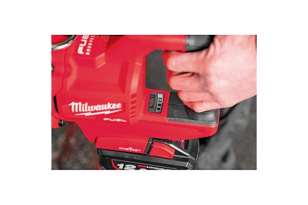 Гайкокрут високомоментний 1'' (2711 Нм) MILWAUKEE M18 FUEL ONEFHIWF1DS-121C (+ заряд.пристрій, акум.