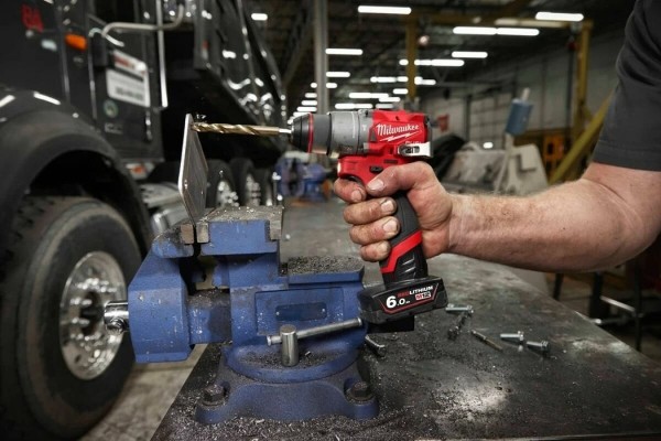 Акумуляторний шурупокрут Milwaukee M12 (FPD2-202X) (4933479868) Акумуляторний шурупокрут Milwaukee M12 (FPD2-202X) (4933479868)