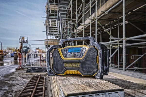 Зарядний пристрій-радіоприймач DeWALT DCR029