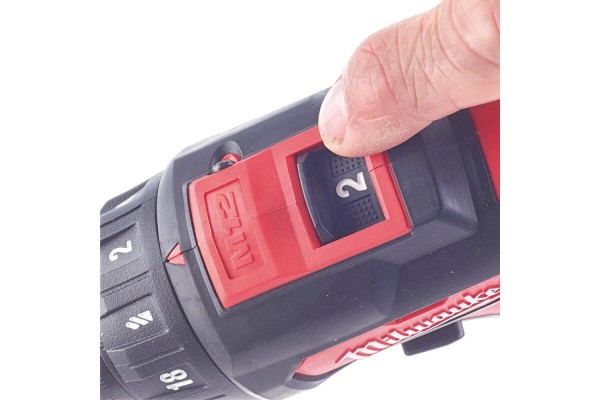 Дриль-шурупокрут MILWAUKEE M12 BDD-201C крутящий момент 30 Нм 4933479439