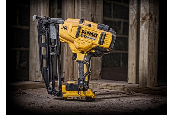 Пістолет цвяхозабивний акумуляторний безщітковий DeWALT DCN662NT