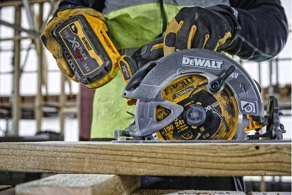 Пила дискова акумуляторна DeWALT DCS578N