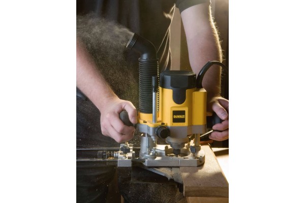 Фрезер мережевий DeWALT DW621KT