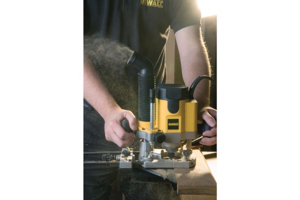 Фрезер мережевий DeWALT DW621