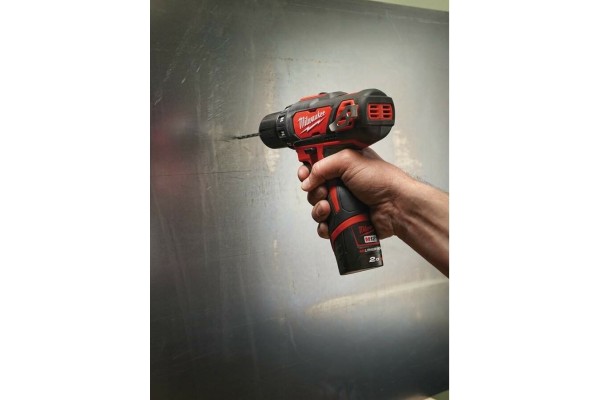 Дриль-шурупокрут акумуляторний Milwaukee M12 BDD-202C Lі-Іon