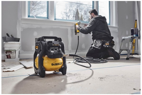 Компресор повітряний акумуляторний DeWALT DCC1018N