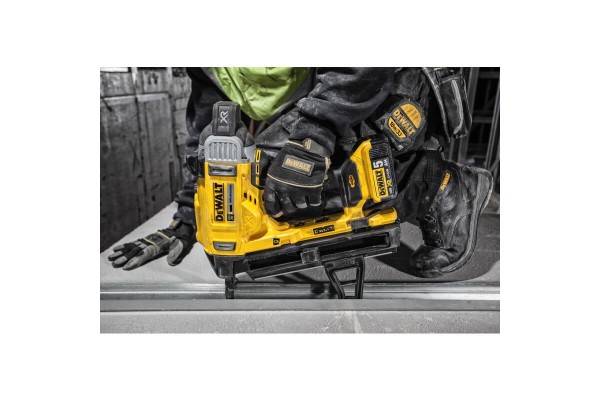 Пістолет цвяхозабивний акумуляторний безщітковий DeWALT DCN890P2