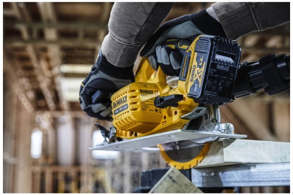 Пила дискова акумуляторна DeWALT DCS570N