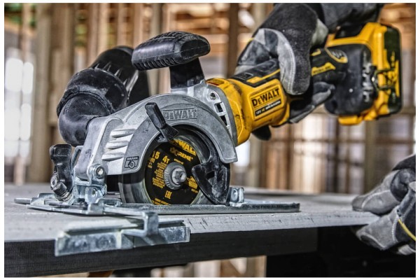 Пила дискова акумуляторна безщіткова компактна DeWALT DCS571NT