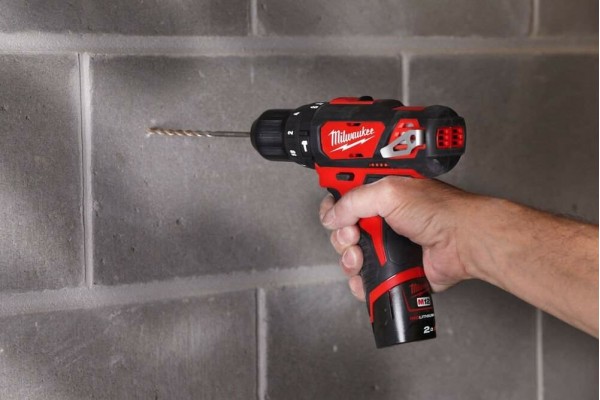 Дриль-шурупокрут Milwaukee M12 BPD-202C Lі-Іon Дриль-шурупокрут Milwaukee M12 BPD-202C Lі-Іon