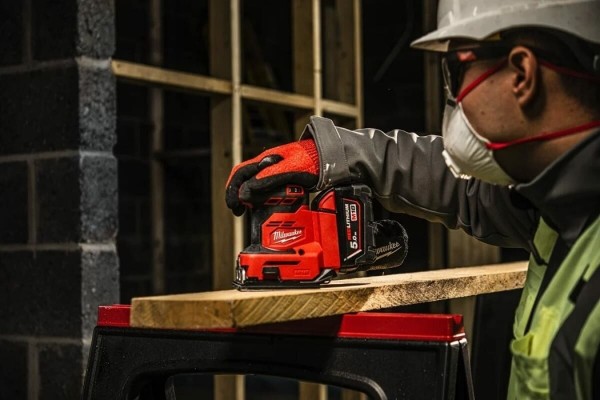 Акумуляторна стрічкова шліфувальна машина Milwaukee M18 BQSS-0 (4933479966) (без АКБ та ЗП) Акумуляторна стрічкова шліфувальна машина Milwaukee M18 BQSS-0 (4933479966) (без АКБ та ЗП)