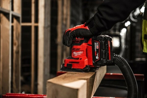 Акумуляторна стрічкова шліфувальна машина Milwaukee M18 BQSS-0 (4933479966) (без АКБ та ЗП) Акумуляторна стрічкова шліфувальна машина Milwaukee M18 BQSS-0 (4933479966) (без АКБ та ЗП)