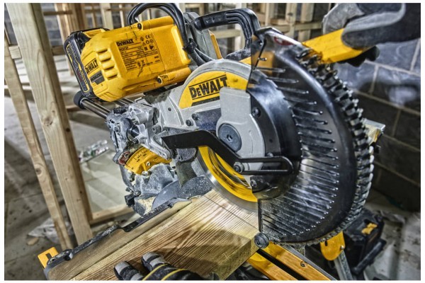 Пила торцювальна акумуляторна безщіткова DeWALT DCS727T2