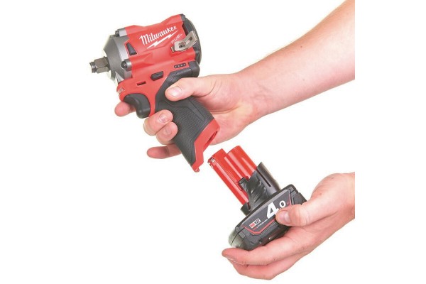 Гайкокрут акумуляторний 1/2\" MILWAUKEE, M12 FIWF12-422X, 339 Нм, (+ заряд.пристрій, 2 акум., HD кейс