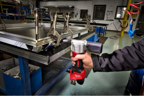 Акумуляторний заклепник Milwaukee M12 BPRT-201X (4933464405) Акумуляторний заклепник Milwaukee M12 BPRT-201X (4933464405)