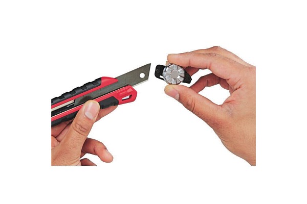 Ніж висувний HEAVY DUTY MILWAUKEE, 18мм Ніж висувний HEAVY DUTY MILWAUKEE, 18мм