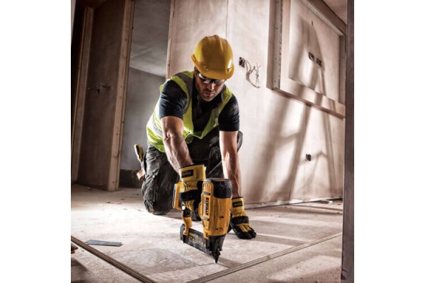 Пістолет цвяхозабивний акумуляторний безщітковий DeWALT DCN680D2